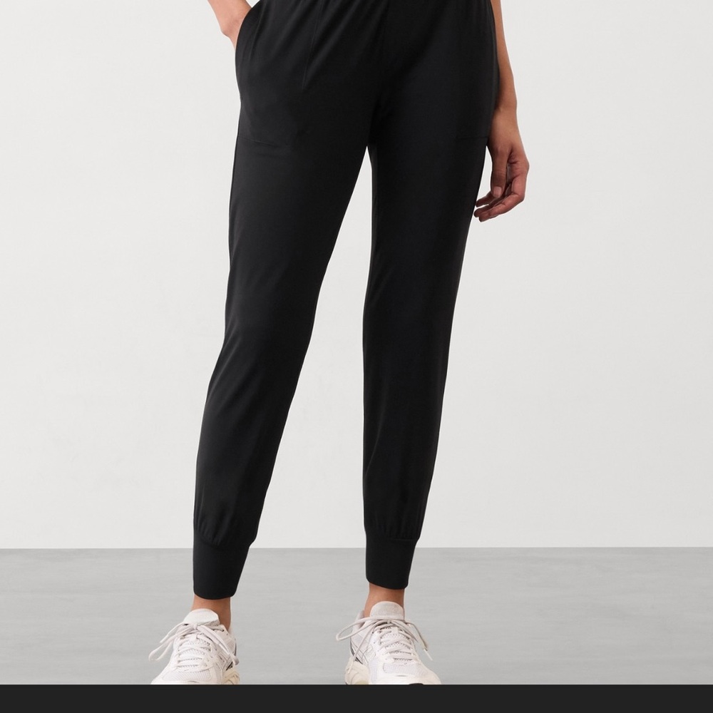 Women's Athleta high rise Salutation Black Jogger - XS